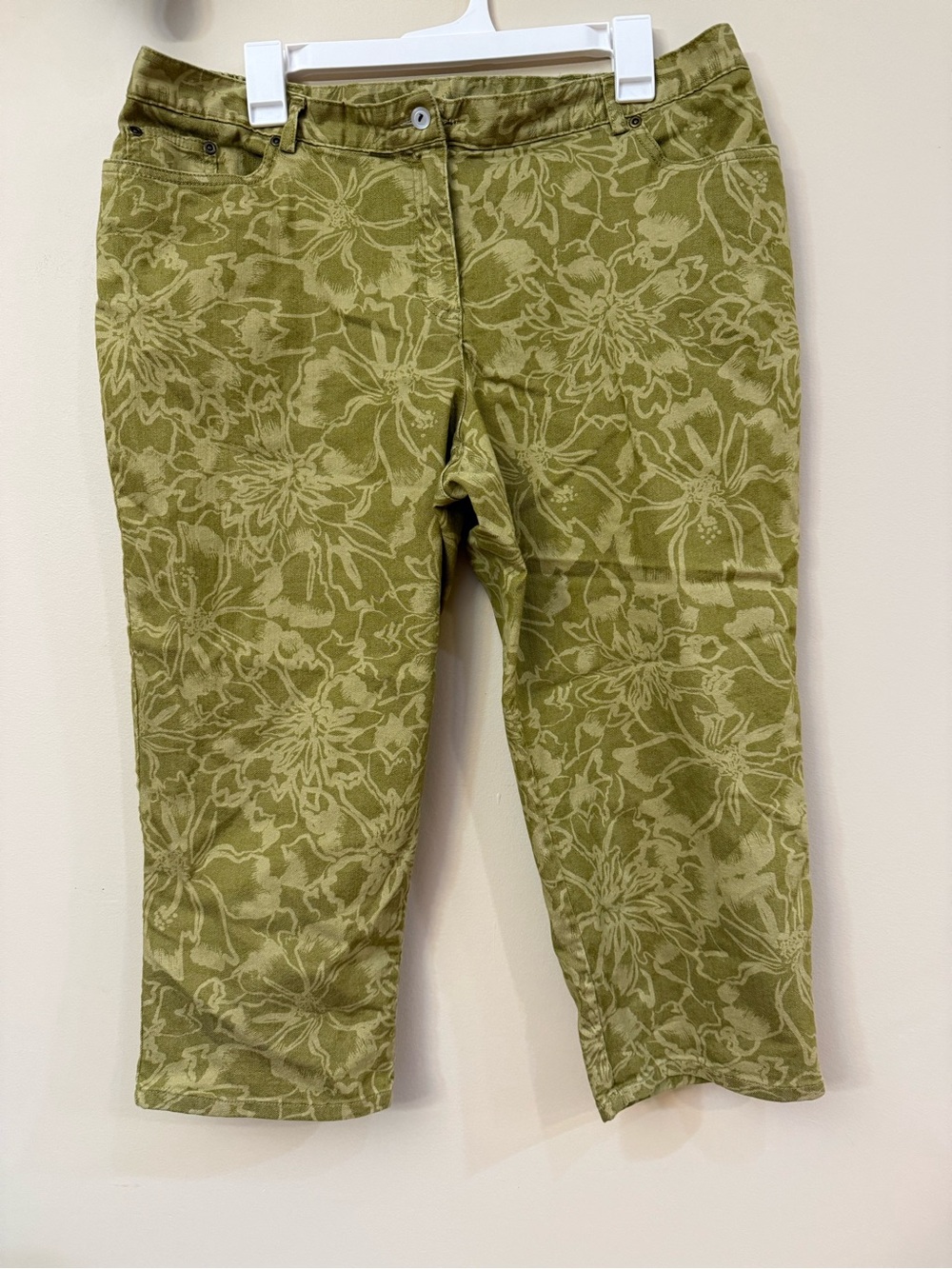 Ruby Rd. Olive Floral Capri